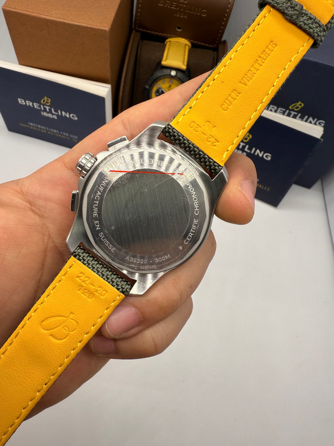 Breitling Avenger Aço/OxBlack — vista 3